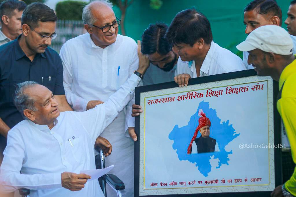 ashokgehlot51's tweet photo. आज निवास पर आए पीटीआई शिक्षकों ने राजीव गांधी ग्रामीण, शहरी ओलंपिक, ओपीएस व पदोन्नति सहित अन्य नीतियों हेतु सद्भाव व्यक्त किया।

यह खुशी की बात है प्रदेश में चल रहे खेल महोत्सव में एक ही परिवार की तीन पीढ़ियां तक हिस्सा ले रहीं हैं। खेल संवर्धन के उद्देश्य से प्रदेश सरकार पीटीआई शिक्षकों के हित संरक्षित करने हेतु कृत संकल्पित है।