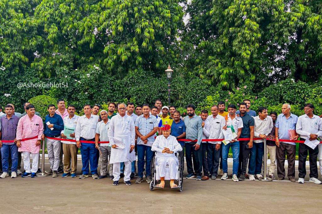 ashokgehlot51's tweet photo. आज निवास पर आए पीटीआई शिक्षकों ने राजीव गांधी ग्रामीण, शहरी ओलंपिक, ओपीएस व पदोन्नति सहित अन्य नीतियों हेतु सद्भाव व्यक्त किया।

यह खुशी की बात है प्रदेश में चल रहे खेल महोत्सव में एक ही परिवार की तीन पीढ़ियां तक हिस्सा ले रहीं हैं। खेल संवर्धन के उद्देश्य से प्रदेश सरकार पीटीआई शिक्षकों के हित संरक्षित करने हेतु कृत संकल्पित है।