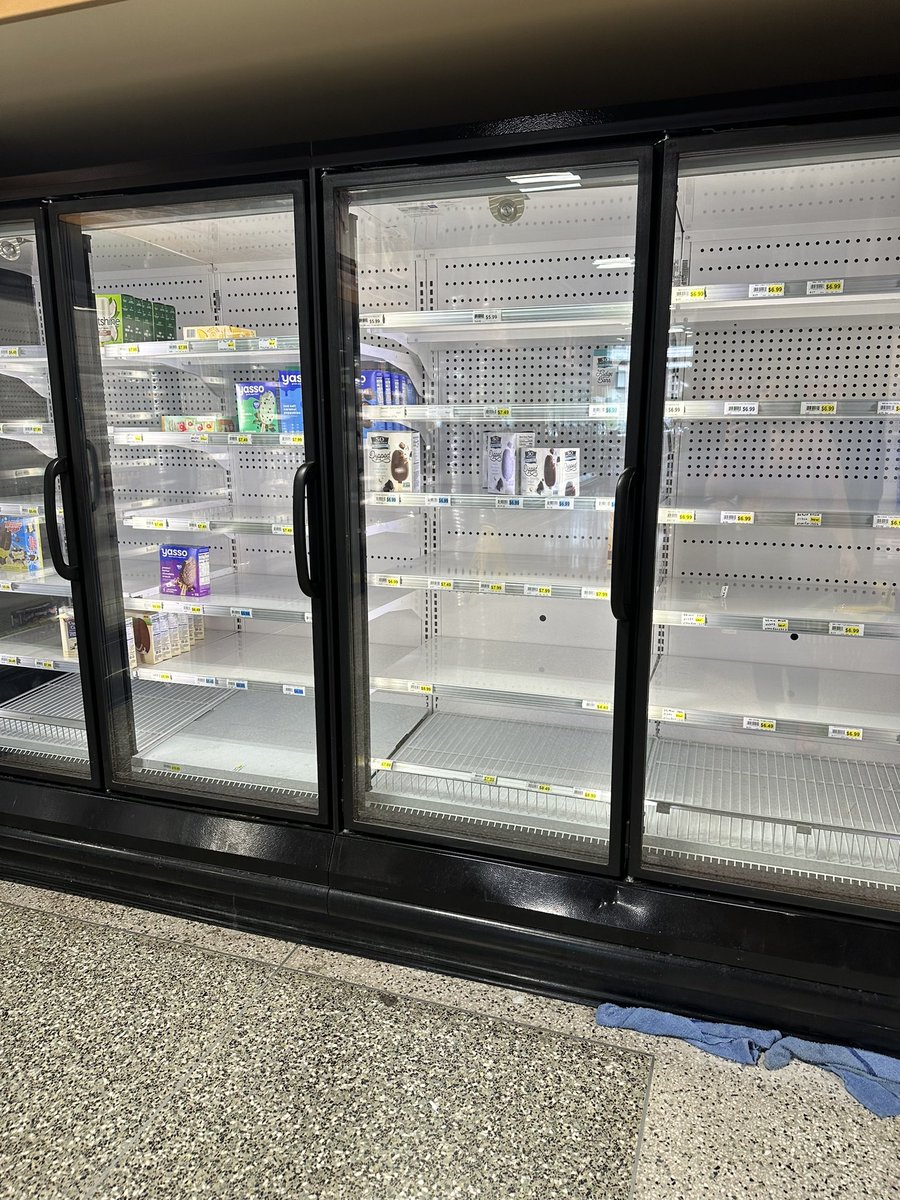 the_jessicarae's tweet photo. I just want a decent, sustainable grocery option on the near Northside 😒 current status of Fields Foods on Washington Ave https://t.co/5avgtrShZ7