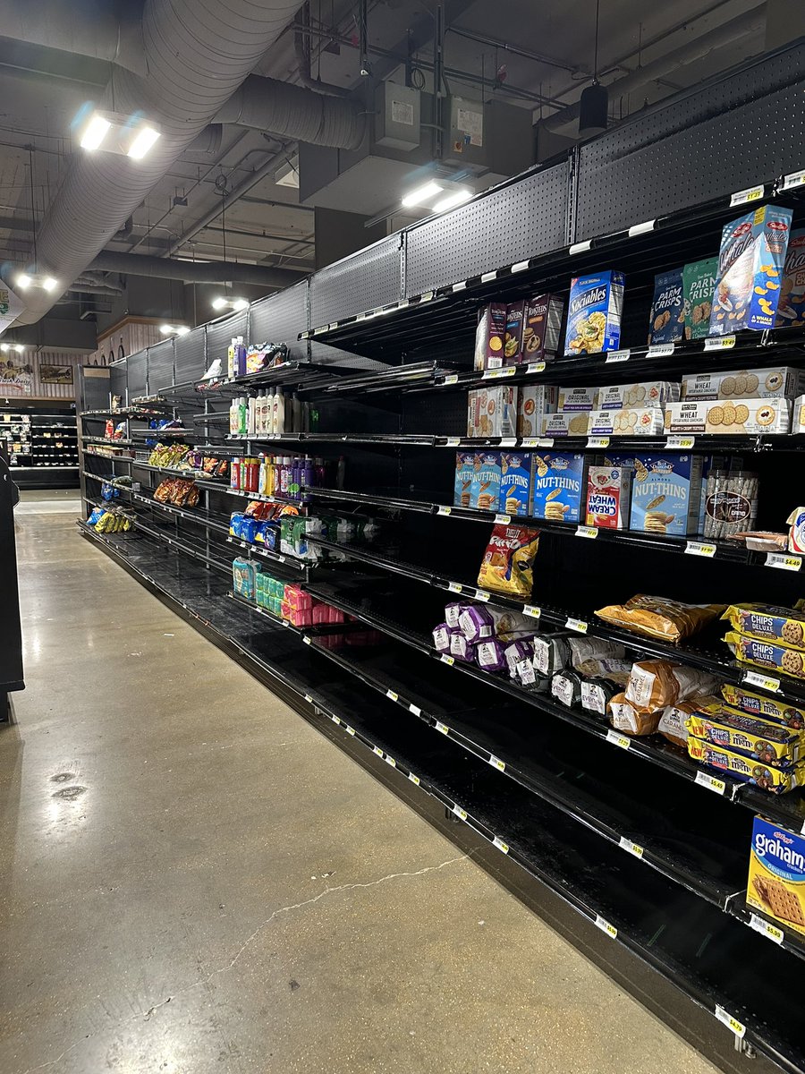 the_jessicarae's tweet photo. I just want a decent, sustainable grocery option on the near Northside 😒 current status of Fields Foods on Washington Ave https://t.co/5avgtrShZ7