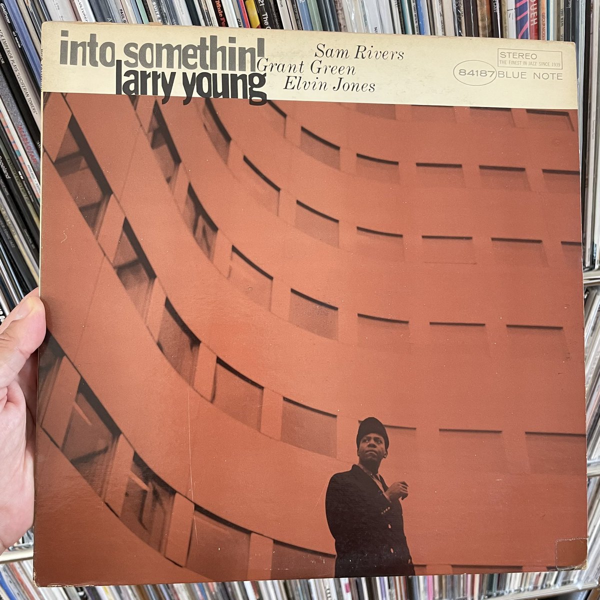 vanguard_sounds's tweet photo. #NowPlaying Larry Young - Into Somethin' (Blue Note, US 1965).

Larry Young's incredible first album as a leader for Blue Note.

Sam Rivers (tenor sax), Larry Young (organ), Grant Green (guitar), Elvin Jones (drums).

#LarryYoung #BlueNoteRecords https://t.co/vl9kHXhdp0