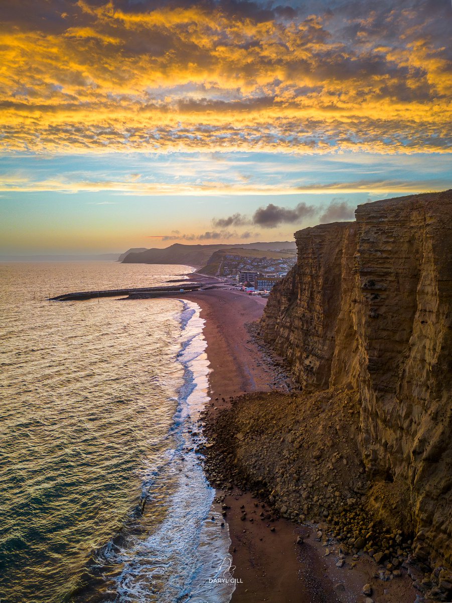 WestBayPhoto's tweet photo. Sunset colours and the recently fallen East Cliff at West Bay! 📸

 #westbaydorset #dorset #jurassiccoast #broadchurch

@jurassic_coast @DorsetSnow @DorsetAONB @BBCDorset @TravelDorset https://t.co/ywvfK1d52B