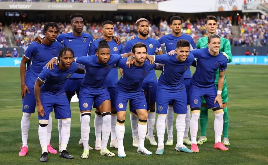 لتعزز صورتك (البراند) في السوق، التزم بمعاييرك وافرض شروطك الخاصة حتى لو خسرت!!

ظهر لاعبو نادي تشيلسي في مباراتهم اليوم أمام ليفربول بدون اسم راعي للنادي!! فالمفاوضات مع الراعي الجديد لم تنتهي بعد ولا يزال النادي مصر على مطالبه رغم الخسائر في كل مباراة يلعب بها بدون راعي رسمي.