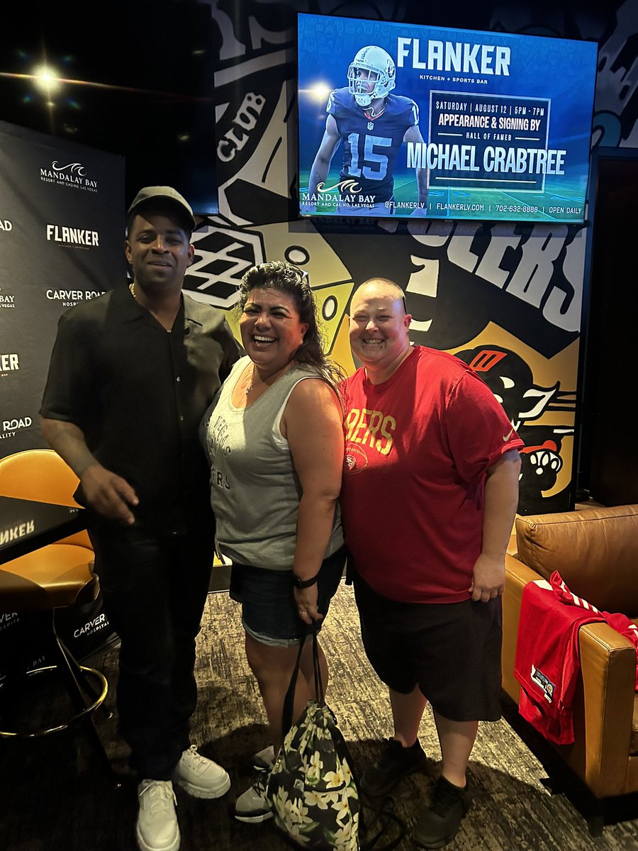 angelinabaray's tweet photo. Amazing night with awesome friends. Some new friends, some we’ve known for a while. #LasVegas #RaiderNation #RaiderFam #superfan #Raiders #49ers @MandalayBay @Raiders #TBH  @MarquetteKing @KingCrab15 #fanappreciationweekend https://t.co/4L79KZIJsS