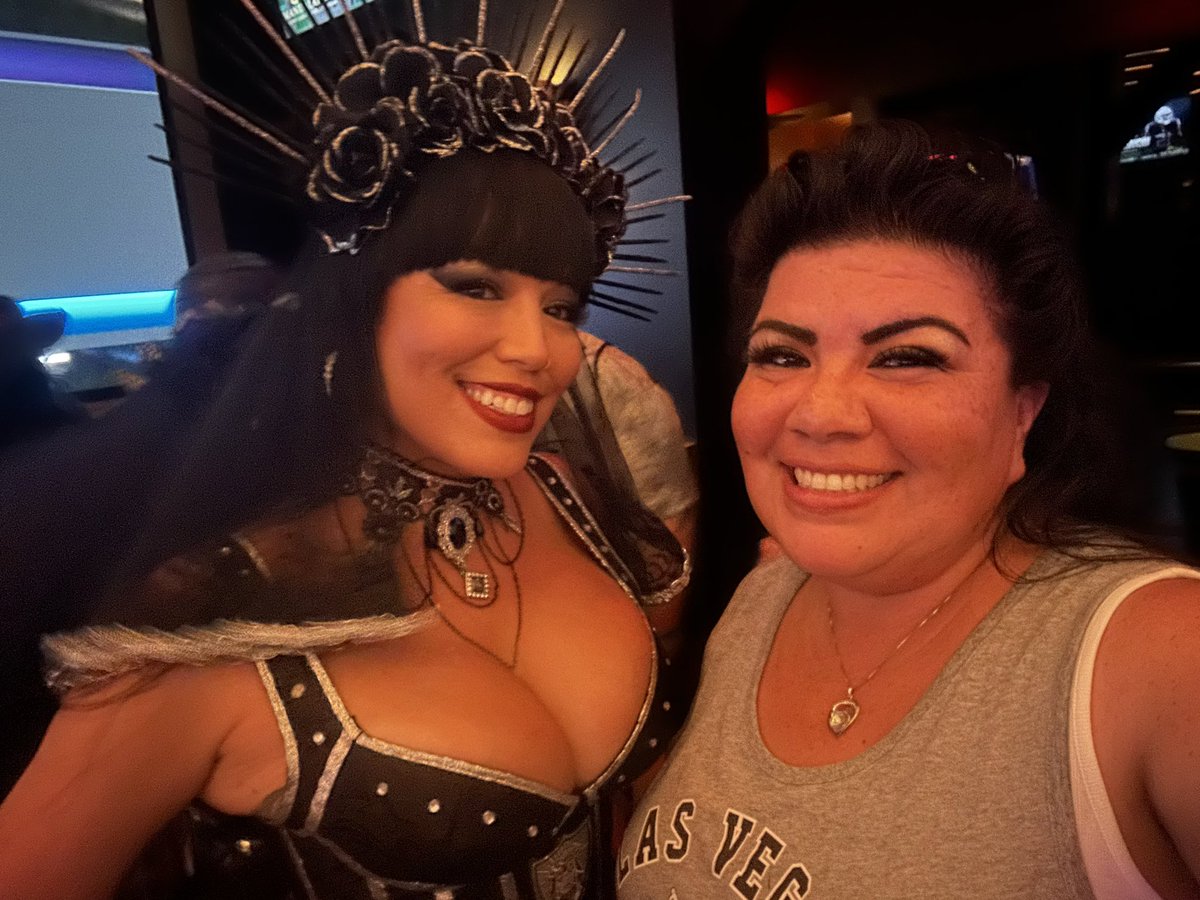 angelinabaray's tweet photo. Amazing night with awesome friends. Some new friends, some we’ve known for a while. #LasVegas #RaiderNation #RaiderFam #superfan #Raiders #49ers @MandalayBay @Raiders #TBH  @MarquetteKing @KingCrab15 #fanappreciationweekend https://t.co/4L79KZIJsS