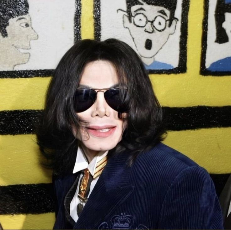 TheMJCorner's tweet photo. If you look closely, you will notice that Michael is really doing a bombastic side eye.🤭😄

#MichaelJackson https://t.co/Pa5oOTL79x