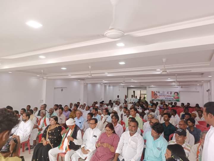 SamimKh18068318's tweet photo. "जागो जनता अभियान" के क्रम में जिलाकांग्रेस कमेटी सिद्धार्थनगर में आयोजित कार्यक्रम में  मुख्य अतिथि उत्तर प्रदेश कांग्रेस कमेटी के उपाध्यक्ष विश्व विजय सिंह जी, पूर्व सांसद मो. मुकीम जी शामिल हुए
@RahulGandhi @kharge @priyankagandhi @Sachchi65562784 @ShayarImran https://t.co/KW3eOJbBAO