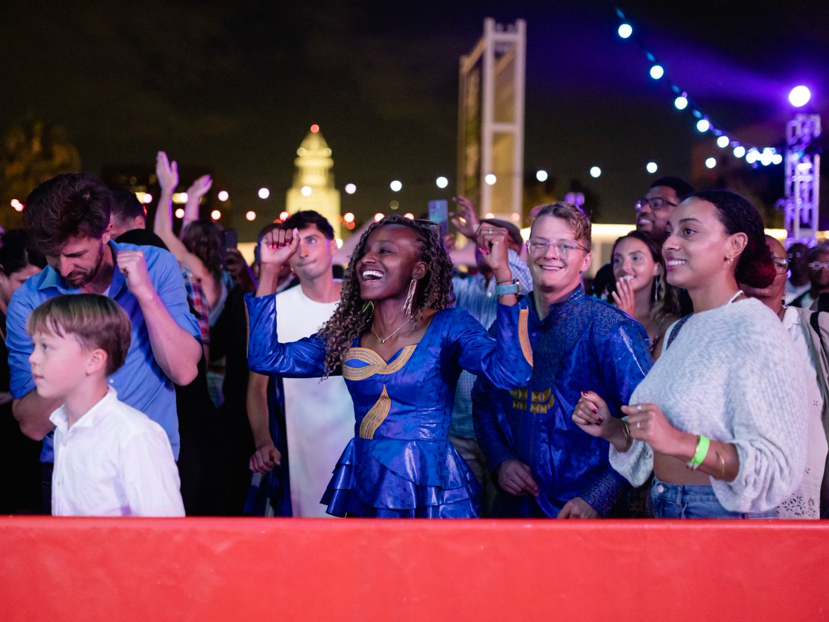 MusicCenterLA's tweet photo. We had an INCREDIBLE time dancing the night away with @OumouSangare at #SummerSoundWaves on #JerryMossPlaza last month! ✨ Thank you to everyone who joined us for a spectacular night of Grammy Award-winning #African jams!! 🙌🎤🌎
📸 credit: Michelle Shiers for The Music Center https://t.co/fbIwxxB0qw