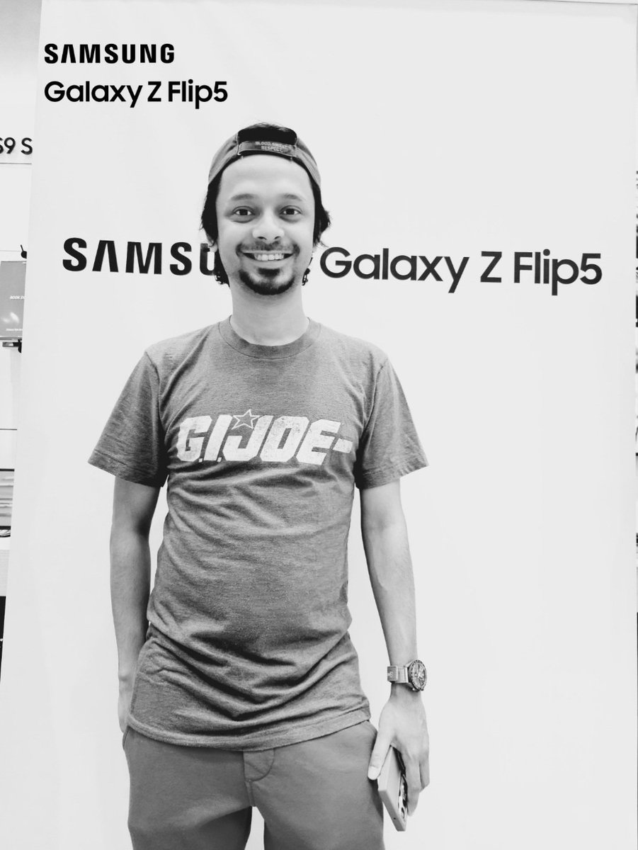 bikersomo's tweet photo. Just loved the Z flip5, is it time to move to the foldable smart world 🫠#samsung #zflip5 #Galaxyzflip5contest https://t.co/1ueHLGun6N