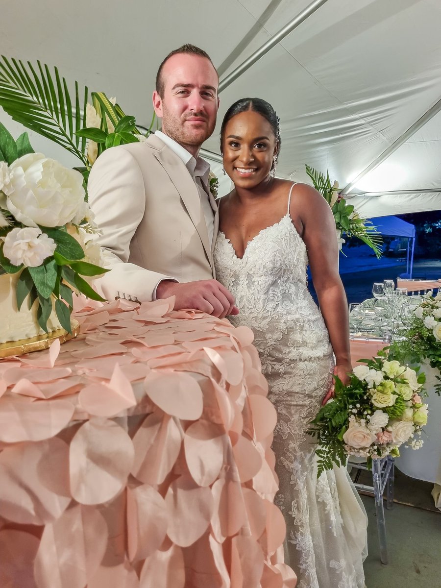 💫 love always...
Congratulations to Arrion & John
So happy for this lovely couple ❤️
May it continue to be sweet togetherness ✨️
.
#caribbeanweddings
By #EdsonReece 💫
edsonreeceweddings@gmail.com
1784 528 9992 ☎️