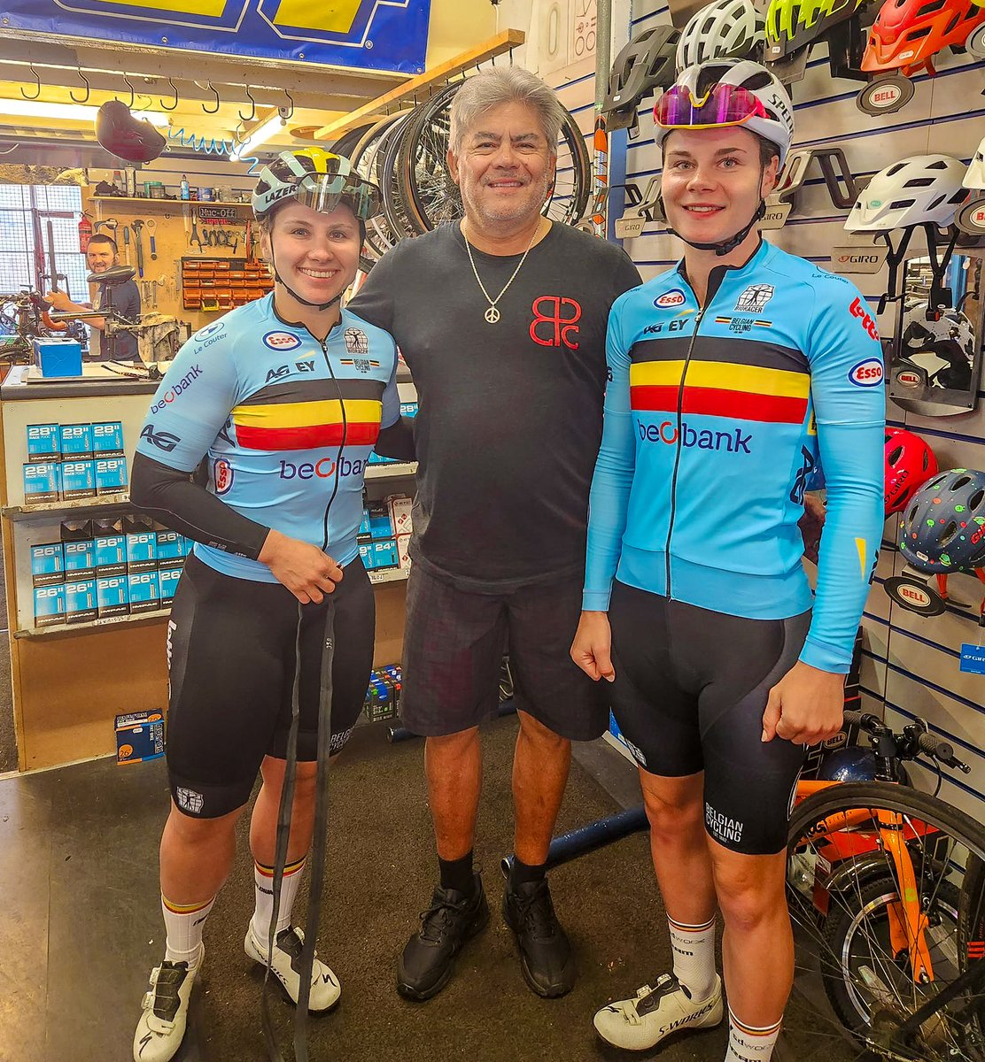 phillipm61's tweet photo. While staying in Glasgow for the World's Lotte Kopecky stopped in at Gear Bike Shop to do some on the spot repairs. That is a picture that needs to be framed and put on the sales counter. 😀
Gear Bike Shop → 19 Gibson St, Glasgow G12 8NU, United Kingdom
@teamsdworx #GlasgowScotland2023