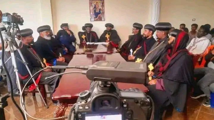 gumaaoro's tweet photo. "ላለፉት 7 ወራት ችግሩ በሰላም ይፈታል ብለን ምንም ባለማድረግ ዝም ብለን ቆይተናል ሆኖም ነገሩ ከማስተካከል ይልቅ እየተባባሰ በመምጣቱ ዝምታችን ሰብረን ወደ ህዝባችን ለመጓዝ ወስነናል " የኦሮሚያ ሲኖዶስ ከአወጣው መግለጫ የተወሰደ! https://t.co/EUgxcRU414