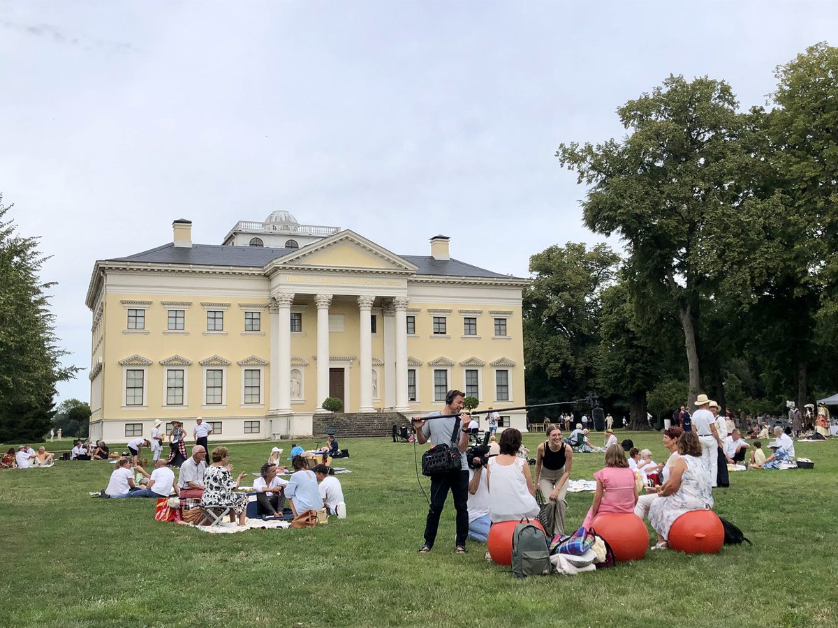 Picknick bei Franz. Wie zur Einweihung des Schlosses #Wörlitz vor 250 Jahren durfte heute jeder im Park auf der Wiese lustwandeln und picknicken.