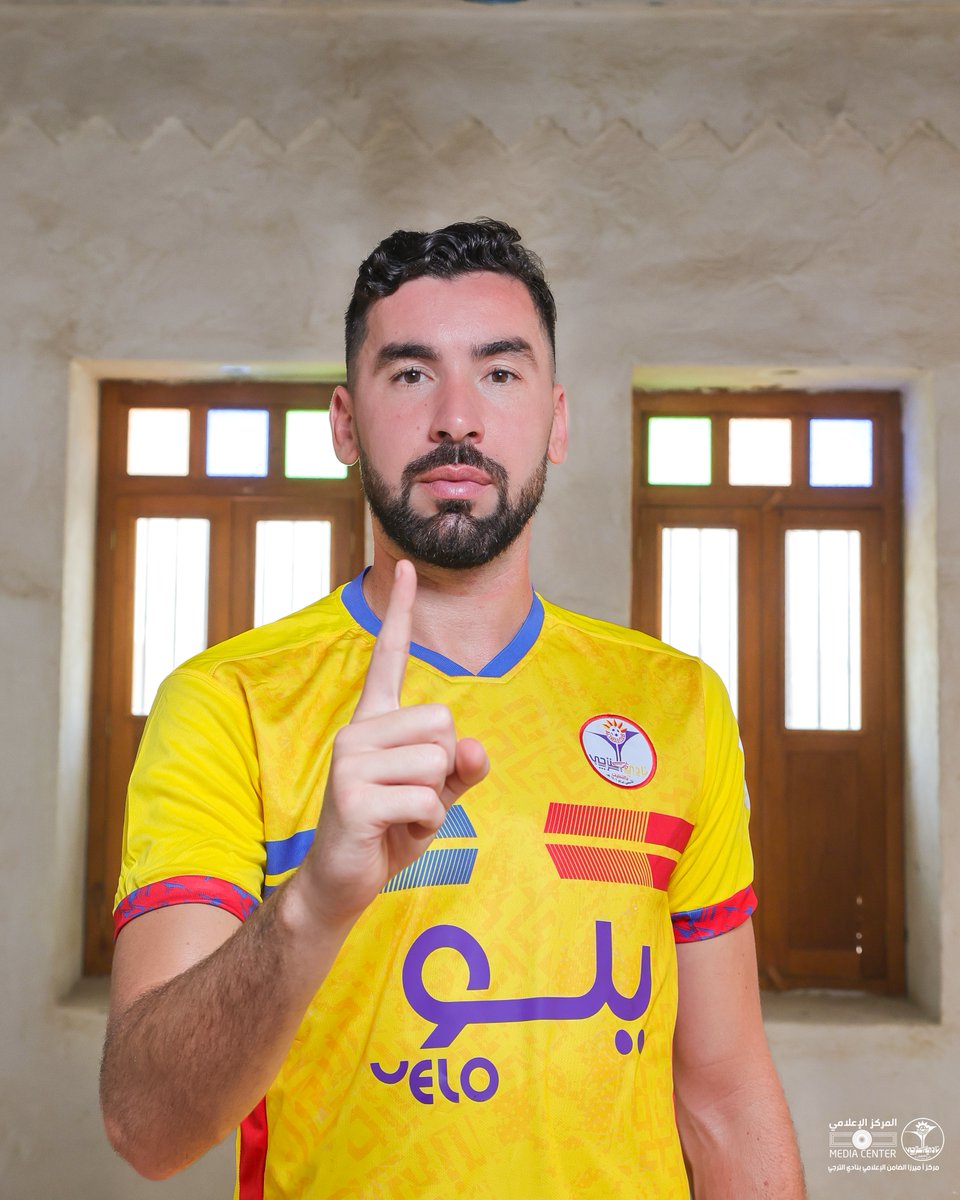 altarajiclub's tweet photo. من جمال رمال شواطئ القطيف أخترنا طقمنا الأصفر 💛

#نادي_الترجي❤️💙💛 https://t.co/25BvHKwQJi