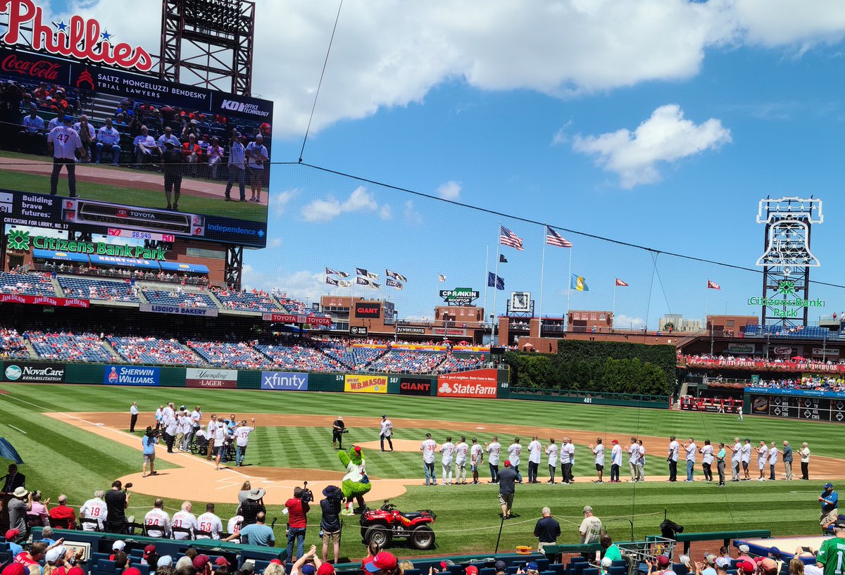 ConshyBakery's tweet image. Legends on the field ! #Phillies #alumniweekend