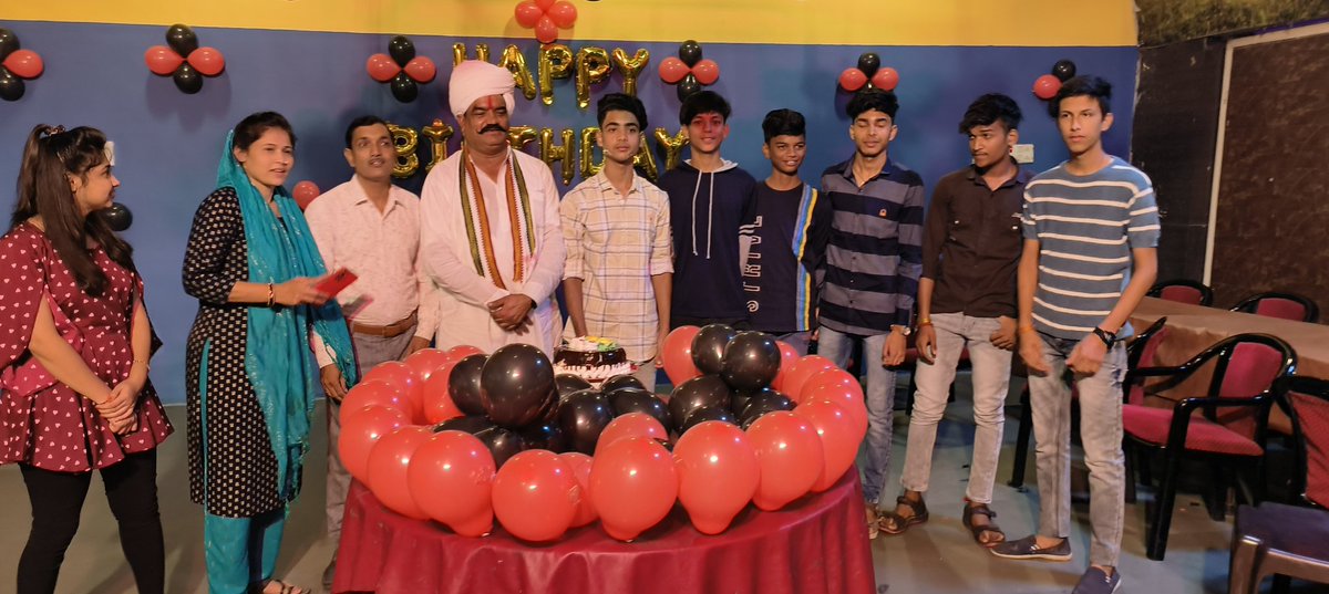 PurshottamDangi's tweet photo. आज ब्यावरा शहर के शिवानी रेस्टोरेंट में वैभव नामदेव का जन्मदिन मनाते हुए https://t.co/YyhGZ2uBcV