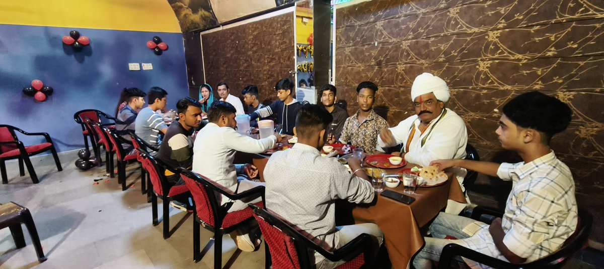PurshottamDangi's tweet photo. आज ब्यावरा शहर के शिवानी रेस्टोरेंट में वैभव नामदेव का जन्मदिन मनाते हुए https://t.co/YyhGZ2uBcV