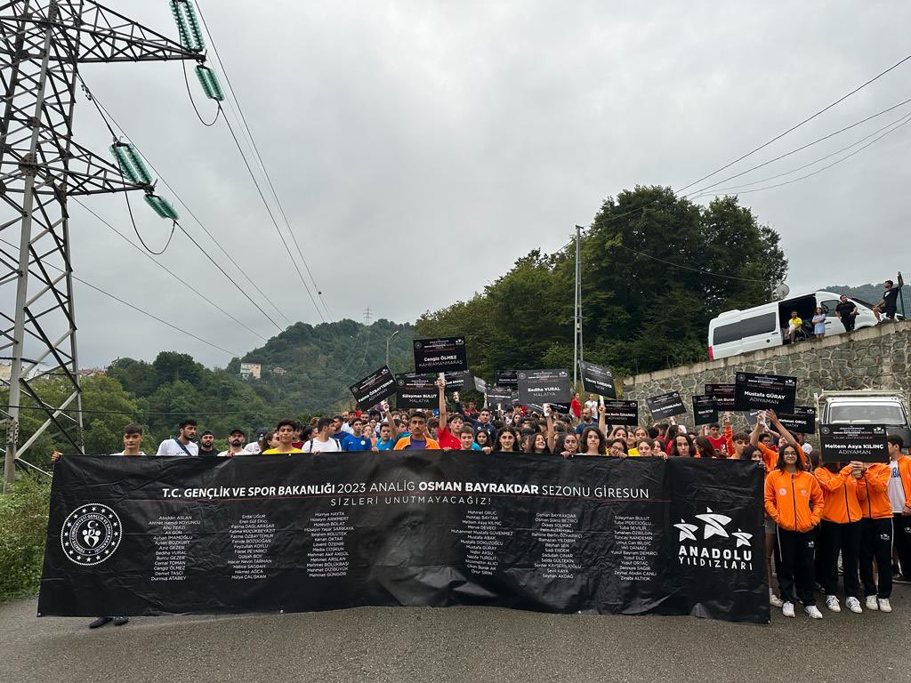 GSB_Giresun's tweet photo. Giresun’ un Ev Sahipliğinde düzenlenecek olan 2023 Osman Bayrakdar Sezonu ANALİG Kız/Erkek Yüzme Türkiye Birinciliği Müsabakaları öncesi Asrın Felaketinde kaybettiğimiz Gençlik ve Spor Ailemizden 78 mesai arkadaşımız ve tüm deprem şehitlerimiz için Saygı Yürüyüşü düzenlendi. https://t.co/8yCA6g3uDD