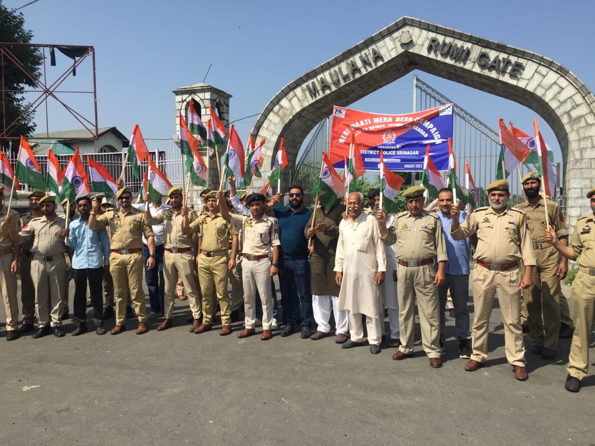 SrinagarPolice's tweet photo. 'Meri Mati Mera Desh' campaign continues with full fervour in distt Srinagar. Contribution of Martyrs was fondly remembered, the martyr family members were honoured across district. https://t.co/B2u5K3FNEM