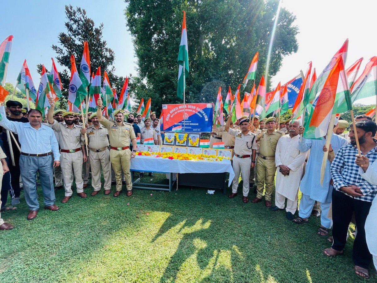 SrinagarPolice's tweet photo. 'Meri Mati Mera Desh' campaign continues with full fervour in distt Srinagar. Contribution of Martyrs was fondly remembered, the martyr family members were honoured across district. https://t.co/B2u5K3FNEM