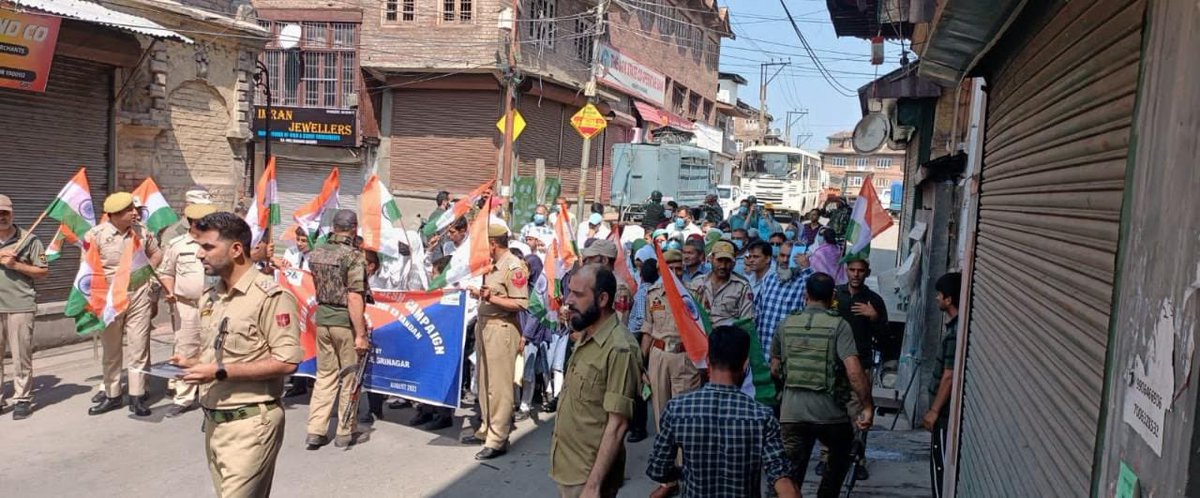 'Meri Mati Mera Desh' campaign continues with full fervour in distt Srinagar. Contribution of Martyrs was fondly remembered, the martyr family members were honoured across district.