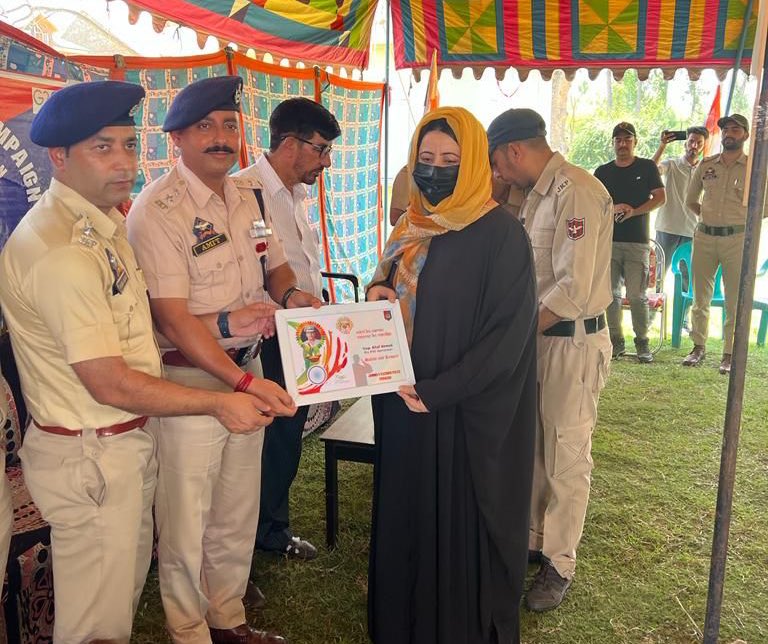 SrinagarPolice's tweet photo. 'Meri Mati Mera Desh' campaign continues with full fervour in distt Srinagar. Contribution of Martyrs was fondly remembered, the martyr family members were honoured across district. https://t.co/B2u5K3FNEM
