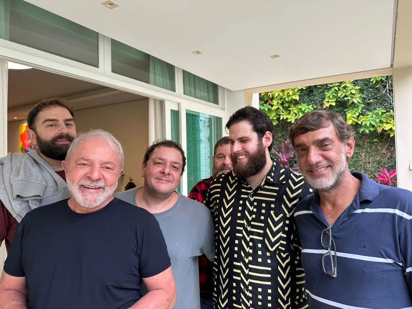 🚨VEJA: Presidente Lula junto com os filhos Fábio, Sandro, Marcos e Luís, neste dia dos pais.