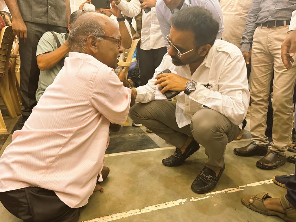 ಬದುಕು 
ಕಲಿಸುತ್ತದೆ, ಕಲಿತುಕೊಳ್ಳಬೇಕು
ತಿಳಿಸುತ್ತದೆ, ತಿಳಿದುಕೊಳ್ಳಬೇಕು
ಒದೆಯುತ್ತದೆ, ಅರಿತುಕೊಳ್ಳಬೇಕು
ಬೆಳೆಸುತ್ತದೆ, ಬೆಳೆದು ಬಿಡಬೇಕು
ಹೇಗಿದ್ದರೂ ಜೀವನ ಪ್ರೀತಿ ಮಾತ್ರ
ಕಳೆದುಕೊಳ್ಳಬಾರದು! 

ಈ ವಿಶೇಷ ಚೇತನ ಹಿರಿಯರ ಅನನ್ಯ ಜೀವನ ಪ್ರೀತಿಗೆ ಒಂದು ನಲ್ಮೆಯ ಸಲಾಂ!

#Loveyourself