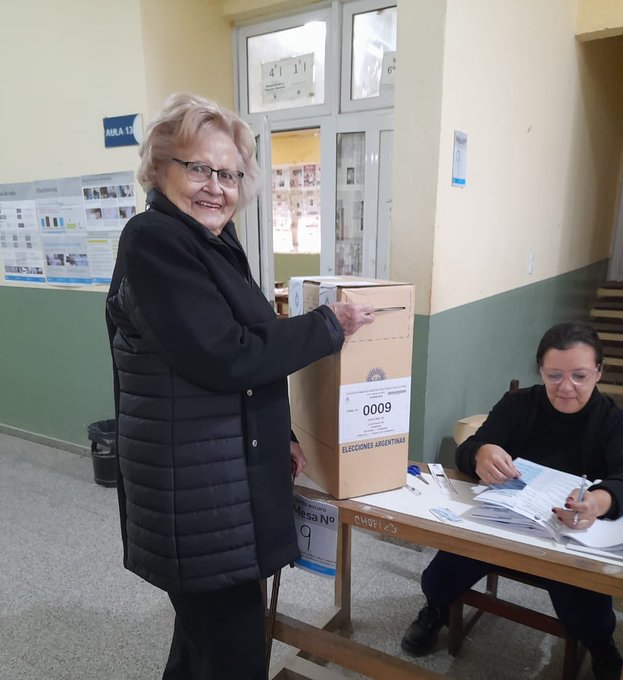 Mi abuela Lila con 95 años votando ❤️ https://t.co/YAcmctHMyk
