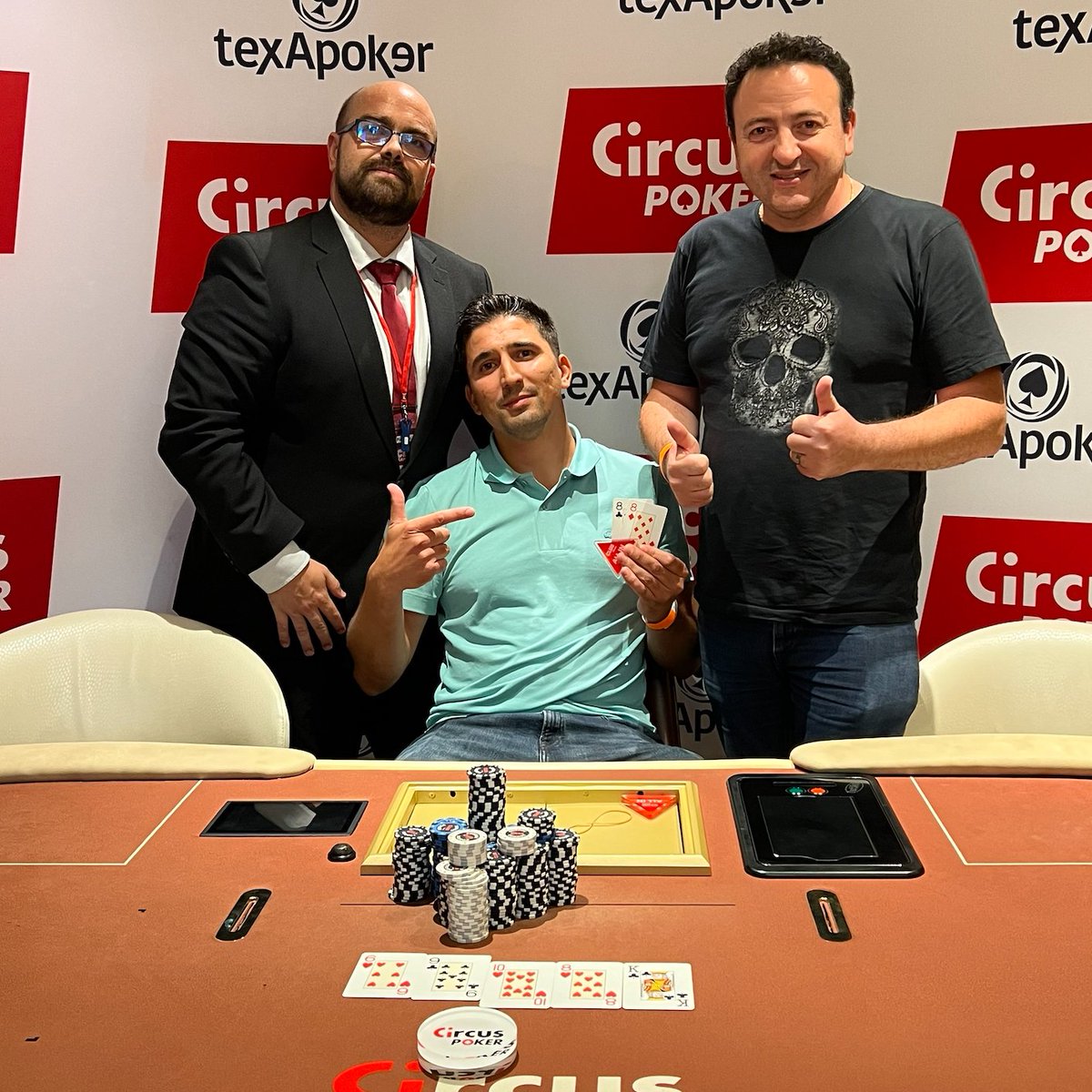 ClubCircusParis's tweet photo. 🎪 #TPSeries Et c'est Aleksandar qui remporte son premier tournoi sur cette édition du STAR 250. Et quelle victoire !!! Il est parvenu à triompher d’un field de 625 joueurs pour une première place à 16.850€ 😮 Bravo Aleksandar 👏
Et un grand bravo également à nos finalistes 😉
ℝ𝔼𝕊𝕌𝕃𝕋𝔸𝕋𝕊
1⃣ Bevenja Aleksandar 16.850€
2⃣ Nassif Gabriel 11.700€
3⃣ Jardi Soufiane 8250€
4⃣ Bendjilali Azedine 6050€
5⃣ Devaux Christophe 4650€
6⃣ Moreau Steven 3750€
7⃣ Kandid Karim 3150€
8⃣ Dahmani Abed 2650€
9⃣ Sabau Gaye Stephanie 2250€
Prizepool : 126.000€
Total inscriptions : 625 entrées
Buy-in : 210€ + 40€
𝔸𝔾𝔼ℕ𝔻𝔸
◾ Monday Circus (tous les lundis*)
◾ Super Tuesday (tous les mardis*)
◾ APO Circus 500 (tous les mercredis*)
◾ APO Circus 300 (tous les dimanches)
◾ Festival Texapoker Deepstacks (23-27/08)
◾️ Festival APO 500 (06-10/09)
◾ Festival Texapoker Deepstacks (20-24/09)
◾ Festival Texapoker Deepstacks (03-08/10)
◾ Festival APO2500 (19-29/10)
ℹ Tickets & infos sur notre site internet
*Hors Festivals