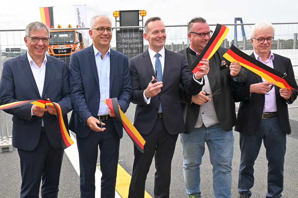 wiaktuell's tweet photo. Freie Fahrt auf 6 Spuren der neuen #SchiersteinerBrücke
Nach 10 Jahren Bauzeit ist es soweit: Am Sonntag wurde die #Schiersteiner #Autobahnbrücke symbolisch freigegeben. Jetzt verbindet die Brücke wieder uneingeschränkt #Wiesbaden & #Mainz. Die #A643 ist ab Mo für alle offen. https://t.co/0okSvdLLL0