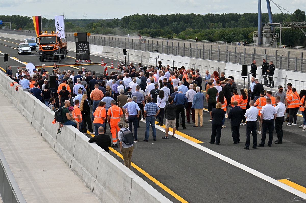 wiaktuell's tweet photo. Freie Fahrt auf 6 Spuren der neuen #SchiersteinerBrücke
Nach 10 Jahren Bauzeit ist es soweit: Am Sonntag wurde die #Schiersteiner #Autobahnbrücke symbolisch freigegeben. Jetzt verbindet die Brücke wieder uneingeschränkt #Wiesbaden & #Mainz. Die #A643 ist ab Mo für alle offen. https://t.co/0okSvdLLL0