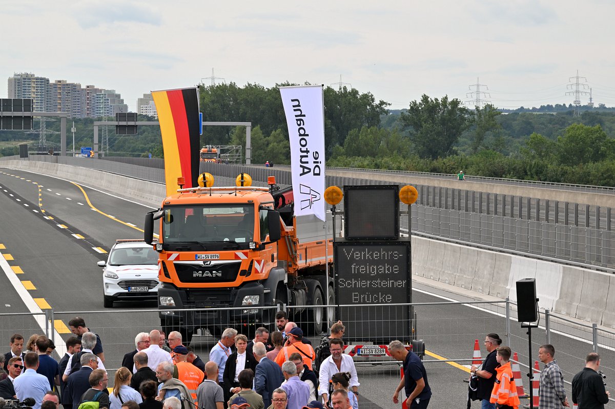 wiaktuell's tweet photo. Freie Fahrt auf 6 Spuren der neuen #SchiersteinerBrücke
Nach 10 Jahren Bauzeit ist es soweit: Am Sonntag wurde die #Schiersteiner #Autobahnbrücke symbolisch freigegeben. Jetzt verbindet die Brücke wieder uneingeschränkt #Wiesbaden & #Mainz. Die #A643 ist ab Mo für alle offen. https://t.co/0okSvdLLL0