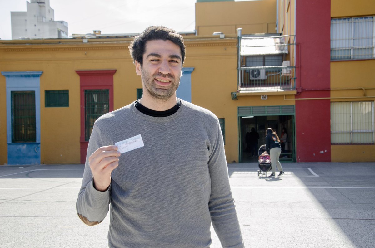 ¡Llegó el momento de cambiar!💪🏼 #YoYaVoté en el Colegio Sagrada Familia de Banfield. 🗳️ Es muy importante que vayas a votar para empezar a construir el Lomas que soñamos. #LaFuerzaDelCambio