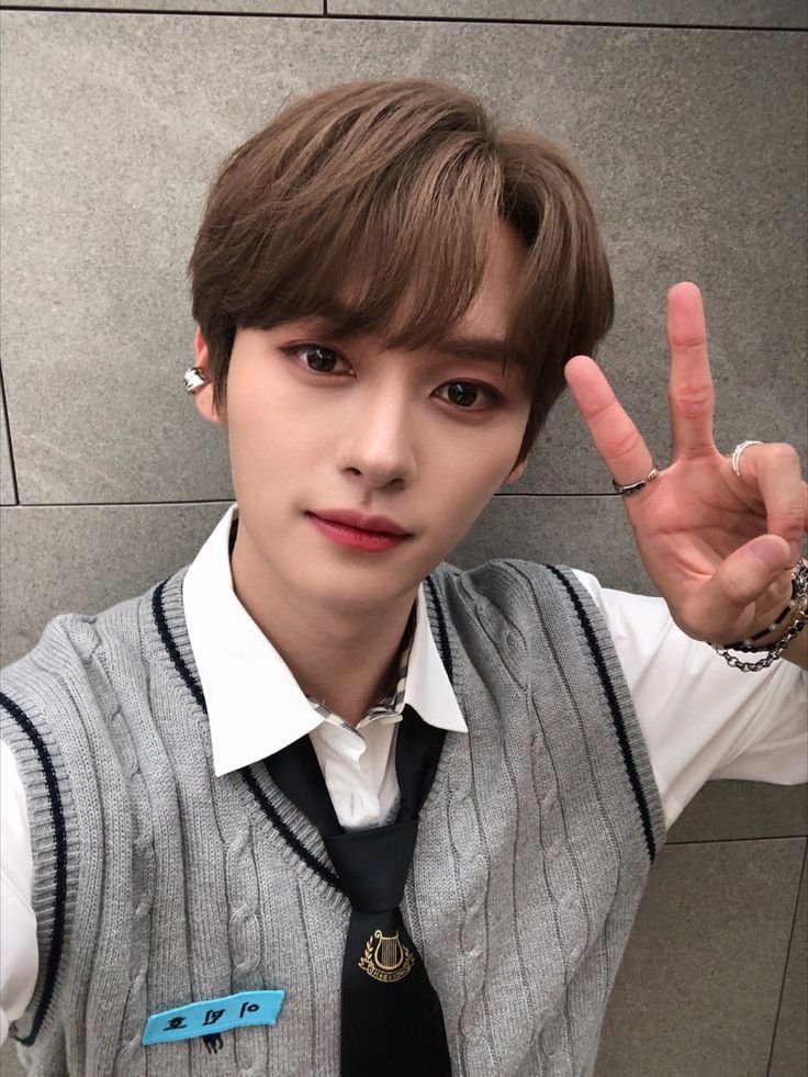 kuromislino's tweet photo. hii im looking for interactive #moots / friends

- she/they, 16 (06)
- ult is skz but i also stan ateez + ggs
- not new to #stantwt #kpoptwt 
- lf stay, swith, midzy, atiny, fearnot, neverland &amp; nswer moots <3 but any fandom is welcome

↻ / ♡ are much appreciated plsplspls https://t.co/MZVT7qZyy2