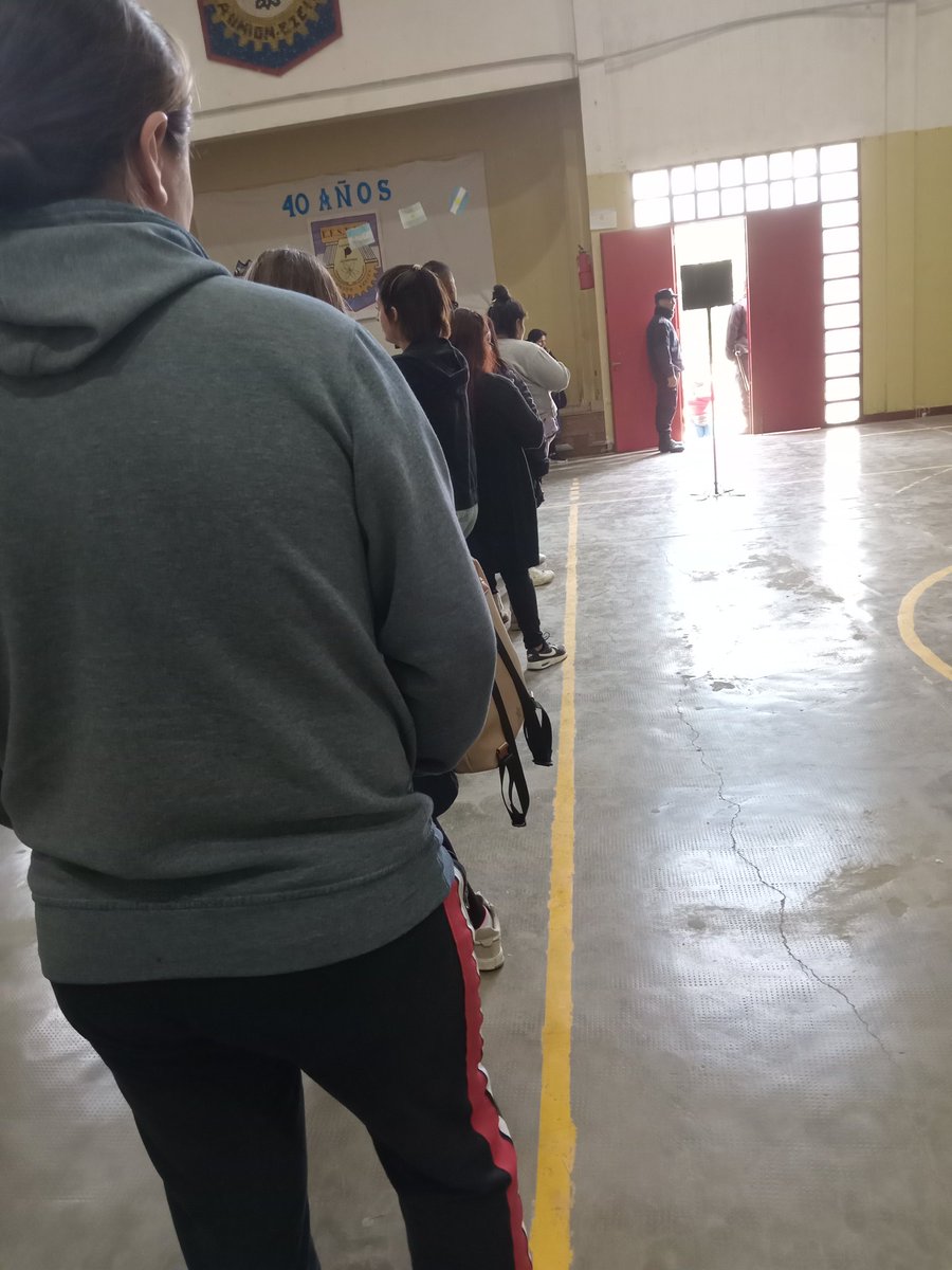 Acá haciendo la fila,xq la cola le hacen a tu señora.