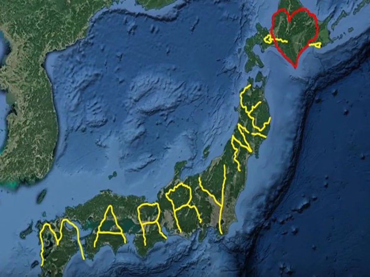 historyinmemes's tweet image. Yasushi "Yassan" Takahashi meticulously planned a route spanning Japan to spell out "Marry Me." After leaving his job, he embarked on a six-month journey from Hokkaido to Kagoshima, covering 7,163 km (4,450 miles) to realize his grand proposal. He unveiled his accomplished trip…