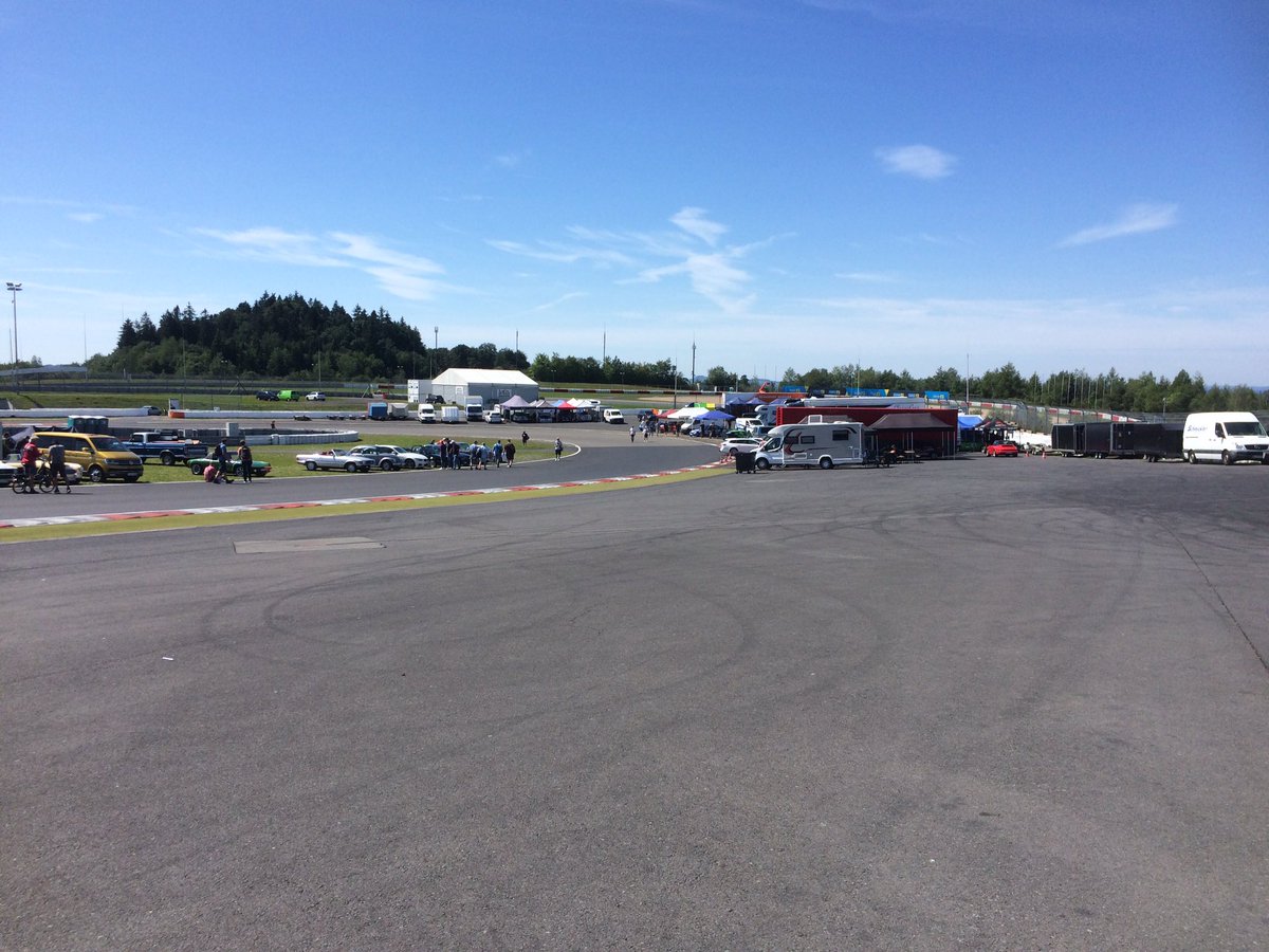 PieterBotman's tweet photo. Op zich was de 50e jubileum editie van de #OldtimerGP een leuk evenement. Maar het is raar dat juist op deze editie géén historische F1-race was en de #Porsche fabrieks ‘Ausstellung’ volledig ontbrak. Itt alle voorgaande jaren. Én geen 1 #Lancia gezien! 🙈 #OGP2023 https://t.co/WYwyQeedlf