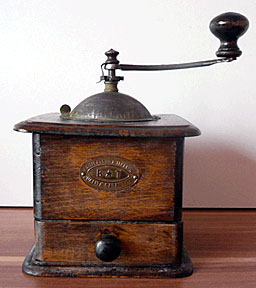 AlmanacAntiques's tweet photo. Before you can brew #coffee, you must first grind the #beans. #Coffeegrinders, sometimes called #coffeemills, come in all shapes and sizes. Learn more about them in the 2023 Summer Edition of #TheAntiquesAlmanac. https://t.co/9kwFnKwchh https://t.co/vmvITfWRKA