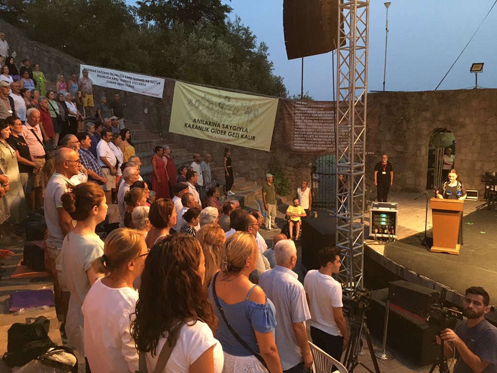 AkdAltinoluk's tweet photo. Festivalimizin son günü Altınoluk Amfi Tiyatrosu’ndaki konserler ile sona erecek. Programımız başladı. https://t.co/nix0duIEii