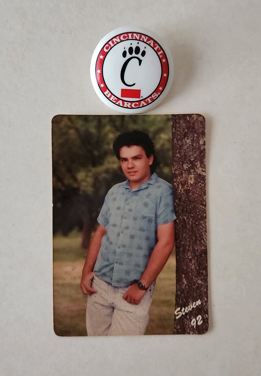 UCCHRIS's tweet image. 'Random Card of the Day' tweet for 8/13/2023
#UCCHRIScard ⚾️
A Big Blue Blowhard, baseball encyclopedia, useless trivia expert, every football Sunday guest at my home, and good friend...Born OTD...Happy Birthday Sharp...
@TheStevenSharp