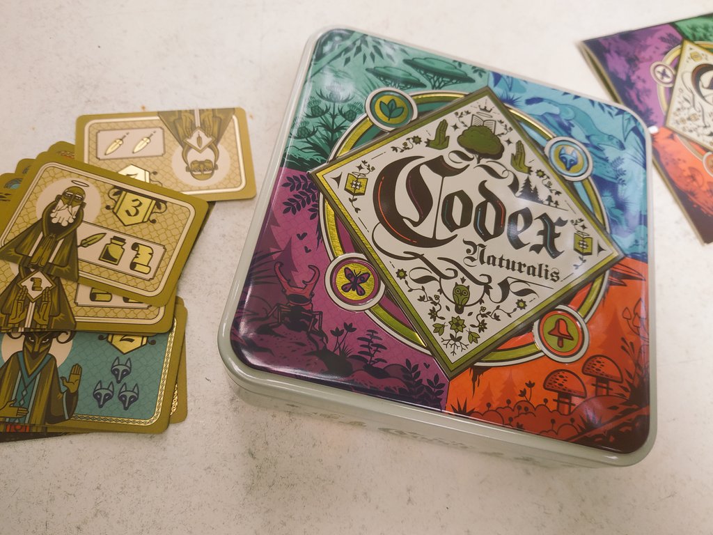 StephaneLastere's tweet photo. #J2S à découvrir sans tarder 👍
#CodexNaturalis
Assembler les pages d' un manuscrit secret...
Petit mais très beau #Jeu  de @ThomasDupont35 illustré par Maxime Morin aux @StudioBombyx
#Gameplay simple mais riche :  placement de cartes, gestion de ressources, missions à accomplir https://t.co/yvisU1El38