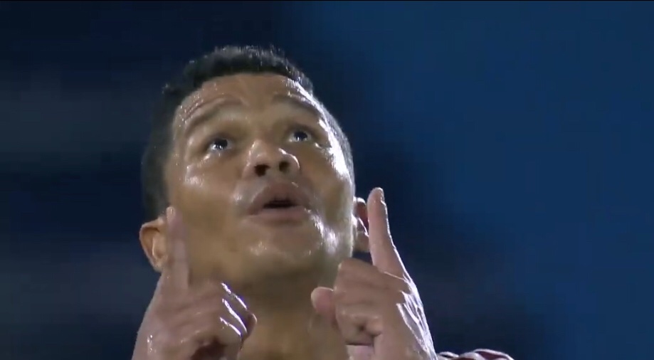 Después de la del 2T, la pantalla del estadio enfocó esta imagen. Enseguida bajó un gran aplauso de las tribunas cuando lo vieron así, impotente, pidiendo una. Le duele, está tragando mucho veneno, pero confiamos en que tendrá su merecida recompensa. Con él hasta el fin.