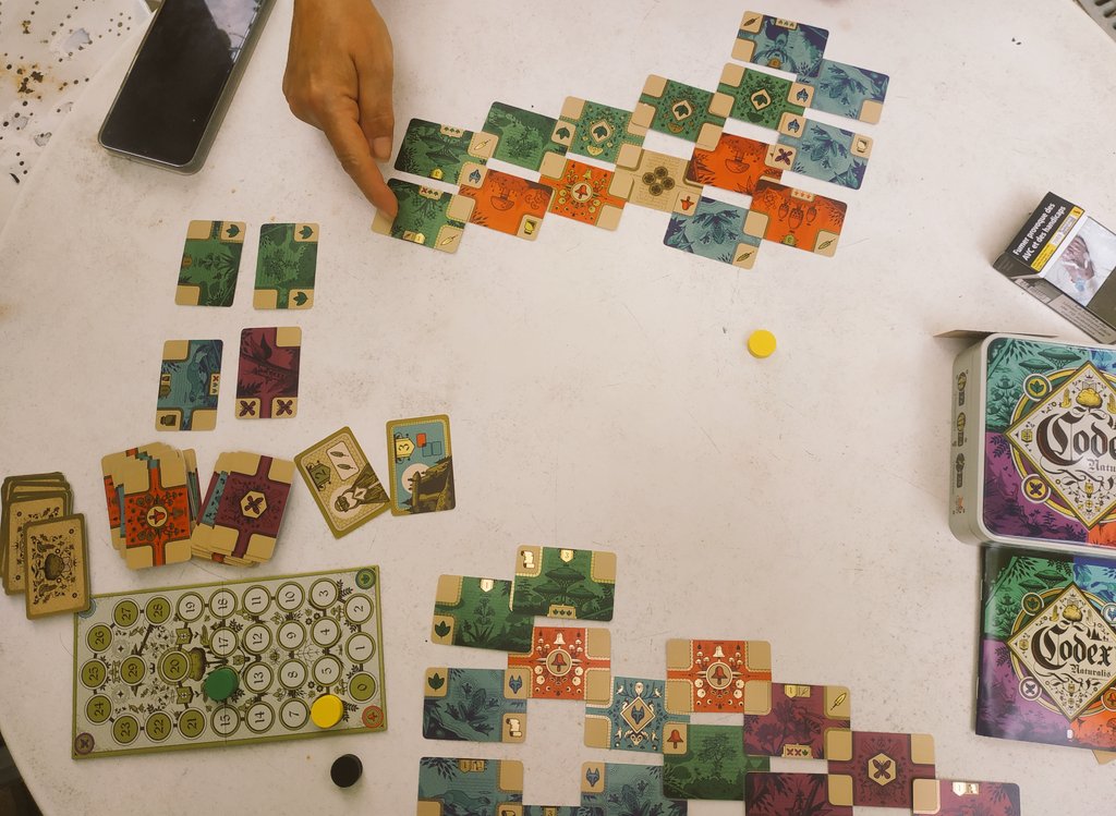 StephaneLastere's tweet photo. #J2S à découvrir sans tarder 👍
#CodexNaturalis
Assembler les pages d' un manuscrit secret...
Petit mais très beau #Jeu  de @ThomasDupont35 illustré par Maxime Morin aux @StudioBombyx
#Gameplay simple mais riche :  placement de cartes, gestion de ressources, missions à accomplir https://t.co/yvisU1El38