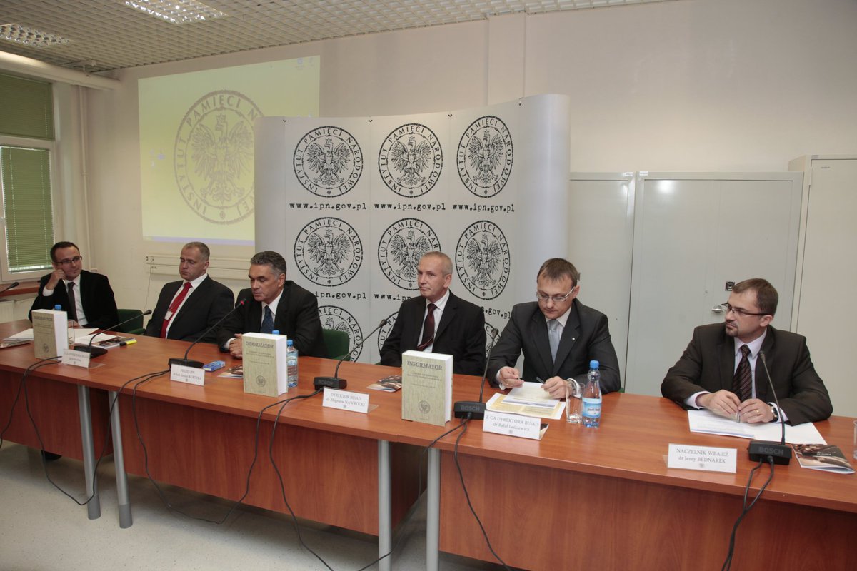 Rok 2009. Prezes Janusz Kurtyka i kierownictwo pionu archiwalnego #IPN podczas konferencji prasowej. Chyba niewiele osób już dzisiaj pamięta, jak ciężką pracę u podstaw należało wtedy wykonać, aby uporządkować i opisać ogromny już wówczas zasób archiwalny Instytutu. Fot. IPN.