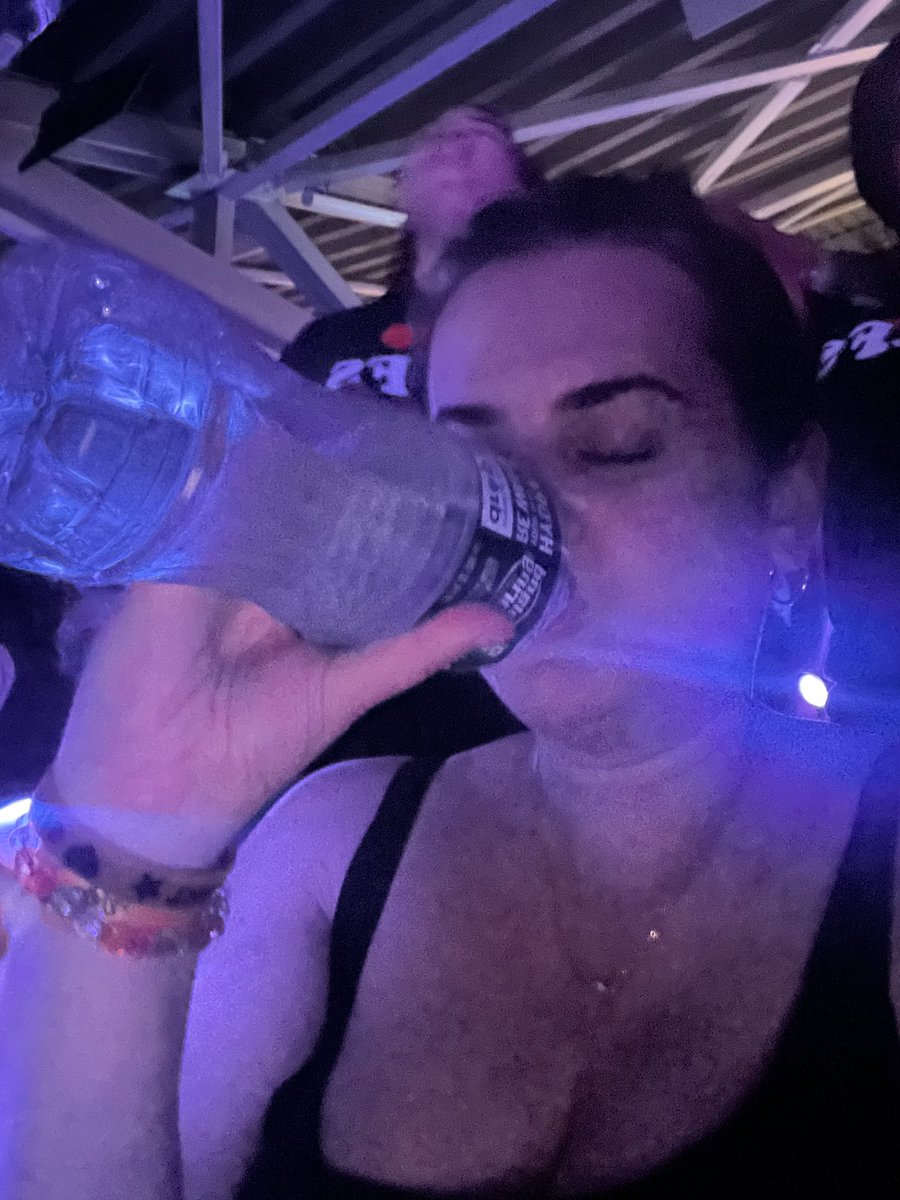 me: omg a 3 hour jonas brothers concert is a dream
also me: old, chronically dehydrated, past my bedtime, eyes straining, sweating from places i’ve never sweat from before