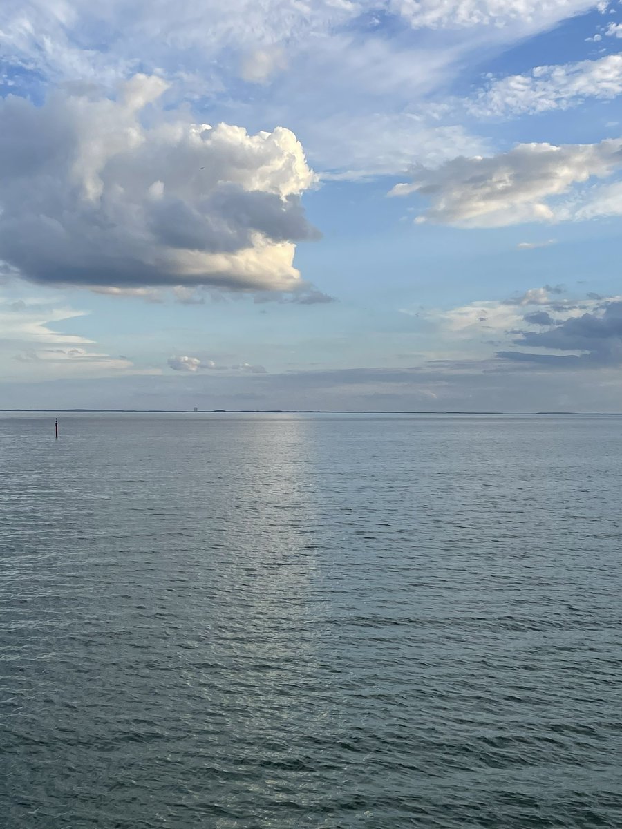 KemClaud's tweet photo. Das Leben kann so einfach und schön sein …. Sonne ☀️ auf der Haut, Sand unter der Füßen, im Strandkorb ein 📖 lesen, durchatmen und die Seele baumeln lassen. 🙏💛 Ich liebe das. 🫶 #ostsee #groemitz #strand #sommer https://t.co/dQeFDU7AcB
