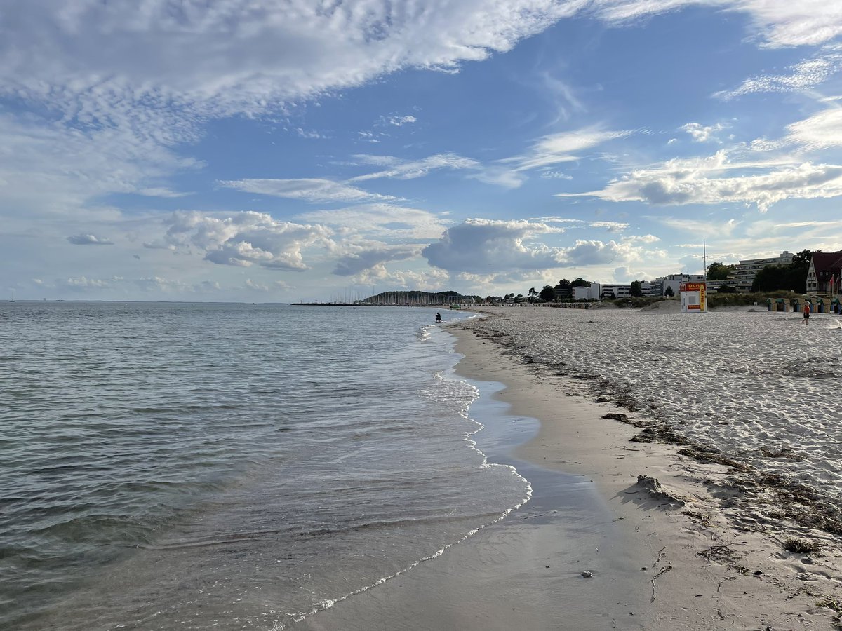 KemClaud's tweet photo. Das Leben kann so einfach und schön sein …. Sonne ☀️ auf der Haut, Sand unter der Füßen, im Strandkorb ein 📖 lesen, durchatmen und die Seele baumeln lassen. 🙏💛 Ich liebe das. 🫶 #ostsee #groemitz #strand #sommer https://t.co/dQeFDU7AcB