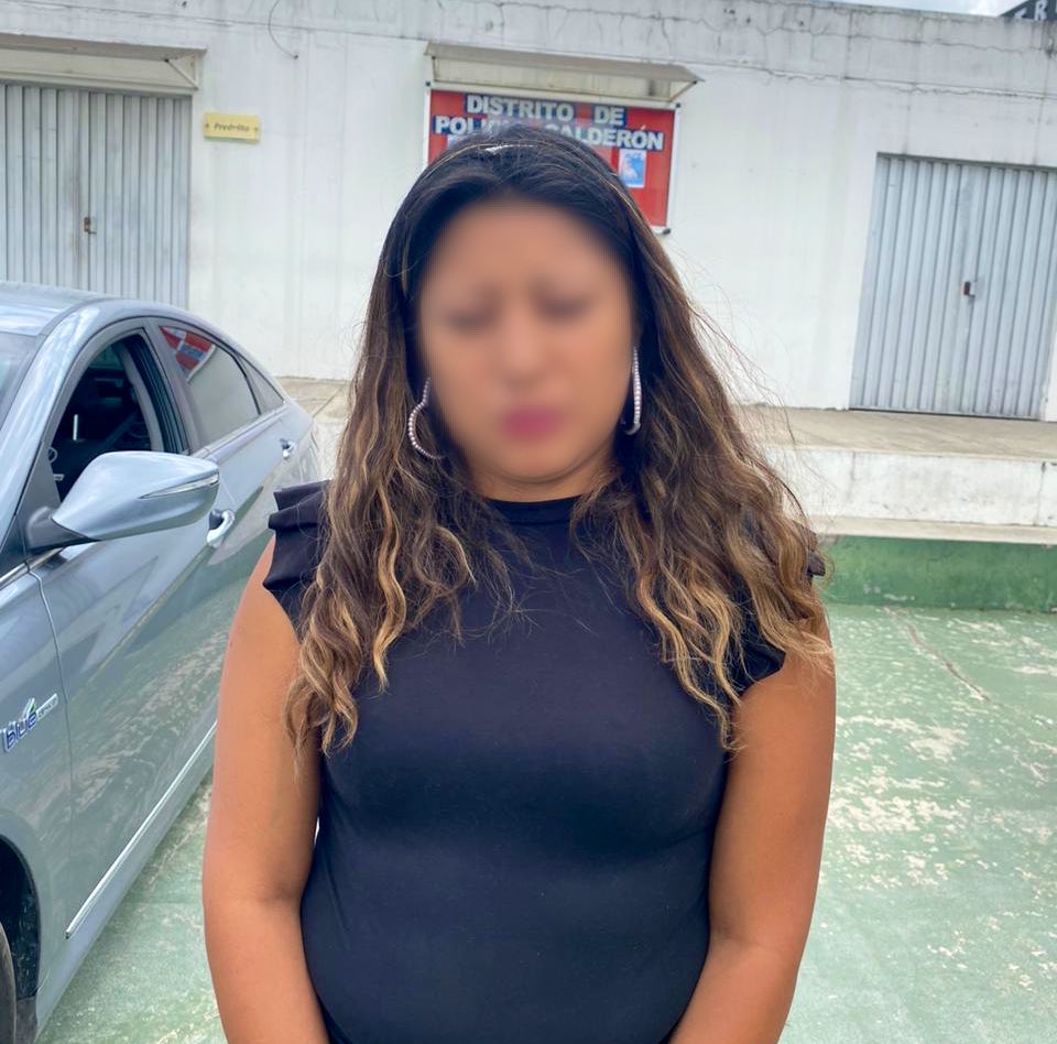 PoliciaEcZona9's tweet image. OPORTUNA INTERVENCIÓN 

En el sector de Calderón #UIO, dejaron como resultados la aprehensión de una ciudadana quien se movilizaba en un vehículo reportado como robado.

#TrabajamosPorTuSeguridad 
#NuestroTrabajoContinúa