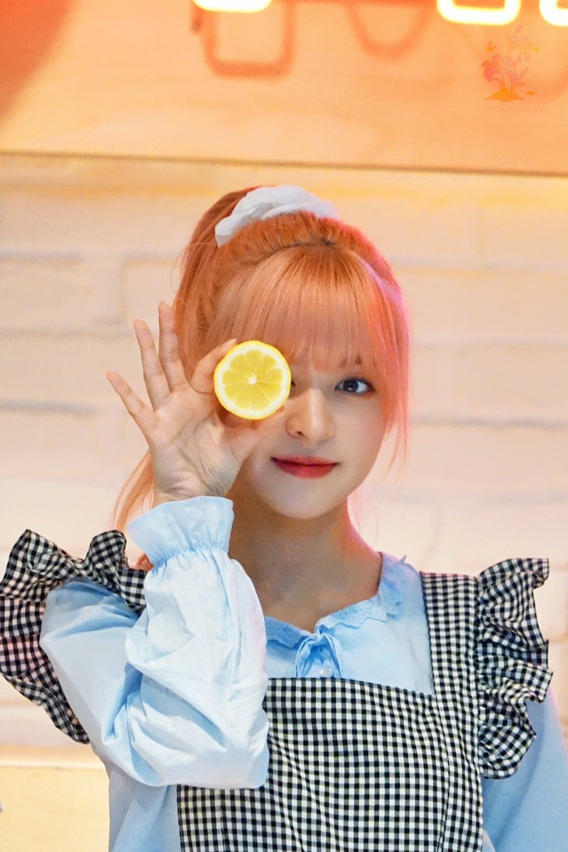 AgapanthusDream's tweet photo. Maybe in the Picture1
Lilym wants to do the finger- guessing with me？
I will make the scissors gesture！

In the Picture2
I think she looks like a kitten who has discovered something new.ㅋㅋㅋ
Has my love been found！？

#NMIXX  #엔믹스 #릴리 #LILY https://t.co/qvS5AIIyG5